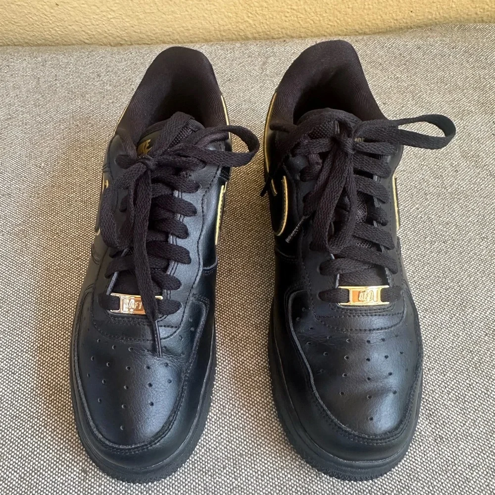 Nike Air Force 1 '07 Essential Black With Gold Piping Women’s Size 8. 5 EUC!